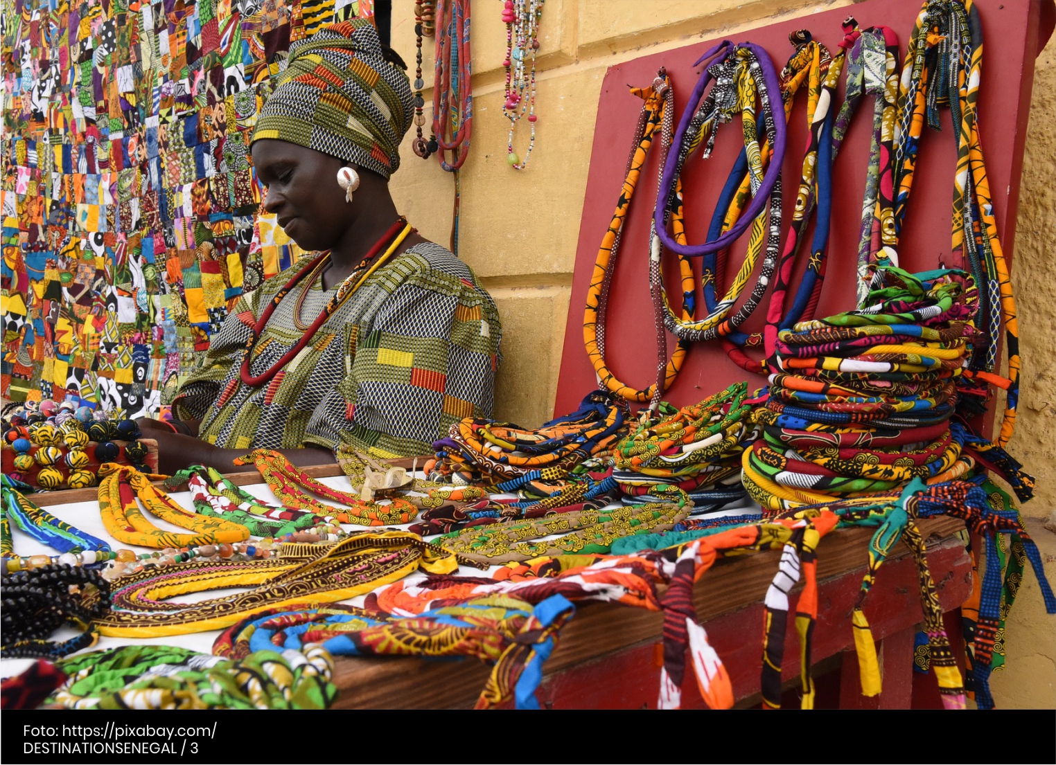 Mujer artesana en Senegal. Cambiar el comportamiento humano- Cider | Uniandes