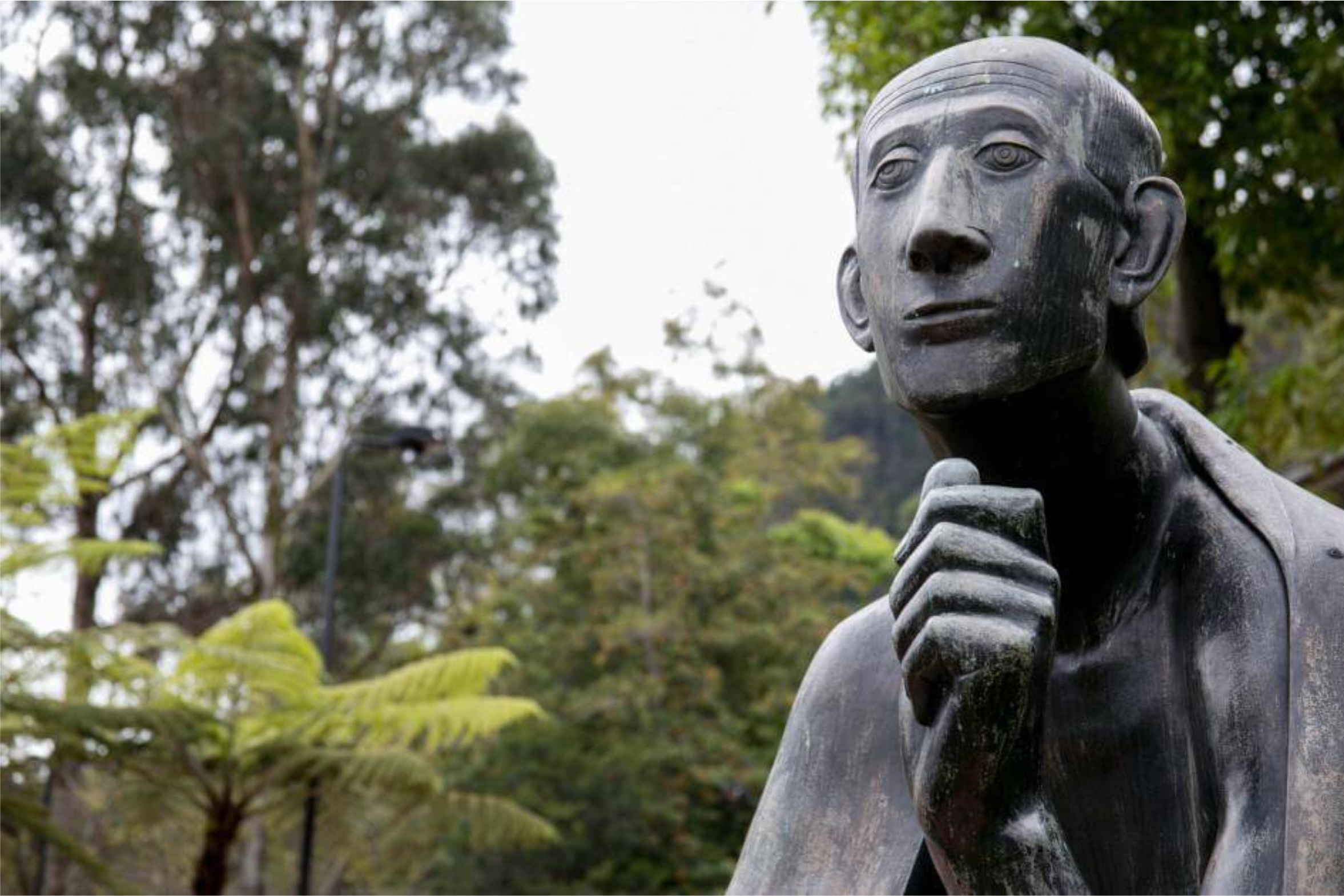 Imagen de estatua de San Alberto Magno en la universidad de los Andes