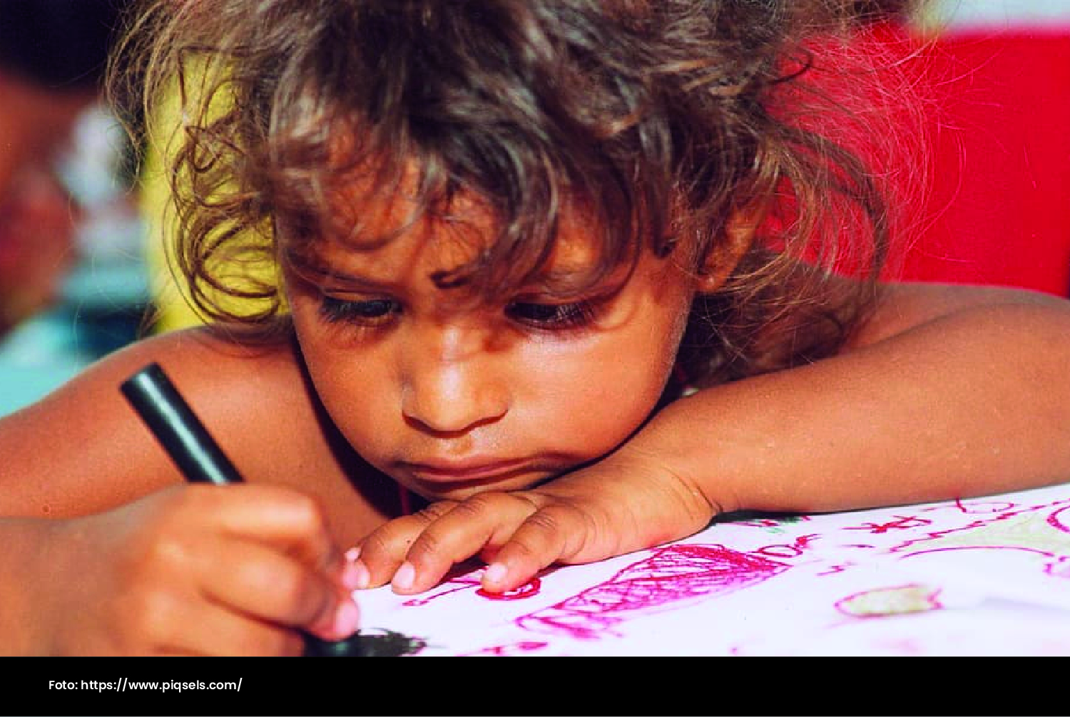 Foto niña dibujando. Análisis de la influencia del programa de prevención al reclutamiento de niños y niñas. - Cider | Uniandes