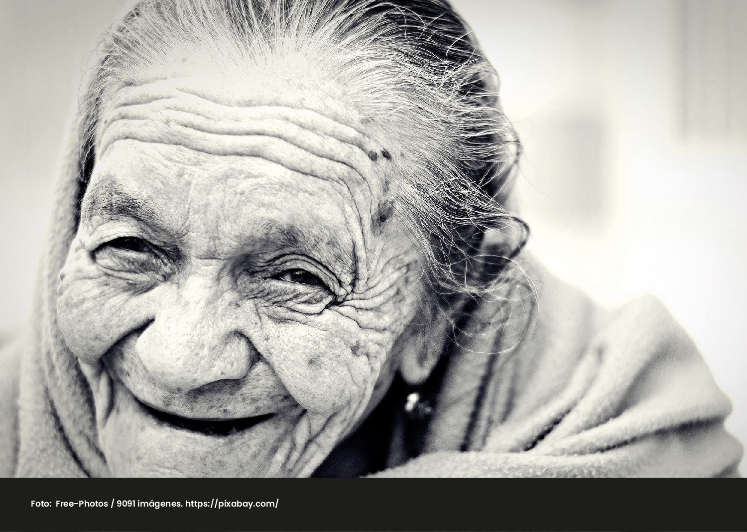 Foto de una mujer de tercera edad. Vejez y trabajo en una sociedad de envejecimiento. - Cider | Uniandes