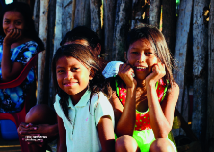 Foto niñas indígenas sonriendo, Comisión de la verdad, inclusión de la afectaciones vividas por las mujeres. - Cider | Uniandes