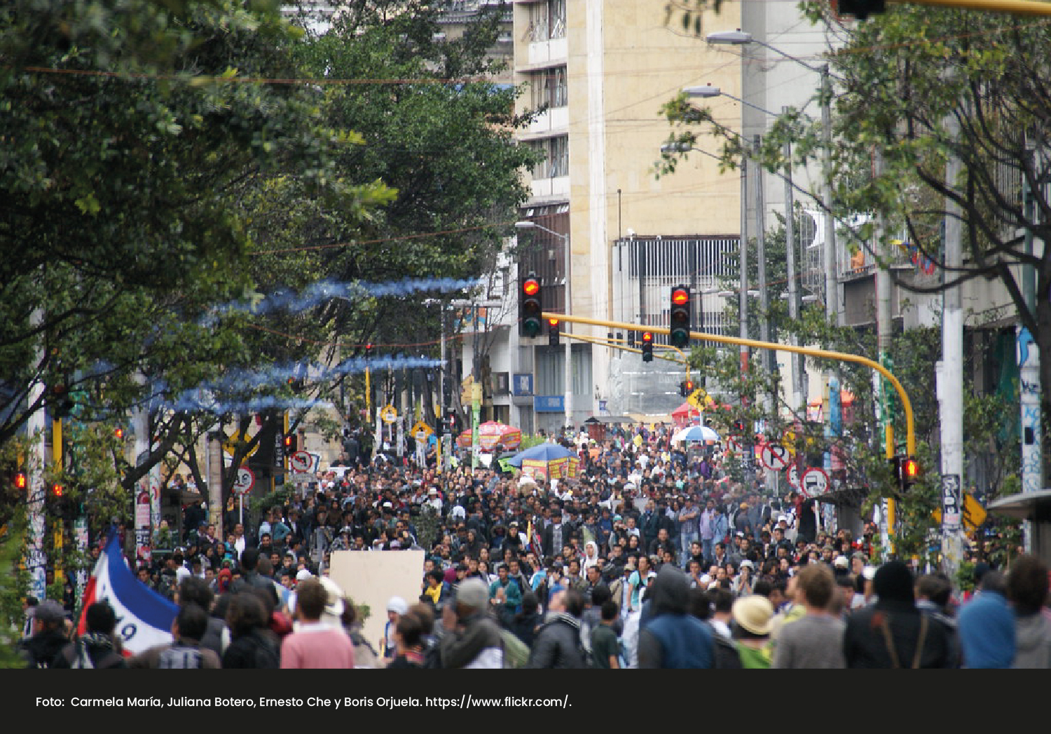 Foto de manifestaciones en Bogotá. Gobernanza democrática en ciudades latinoamericanas. - Cider | Uniandes