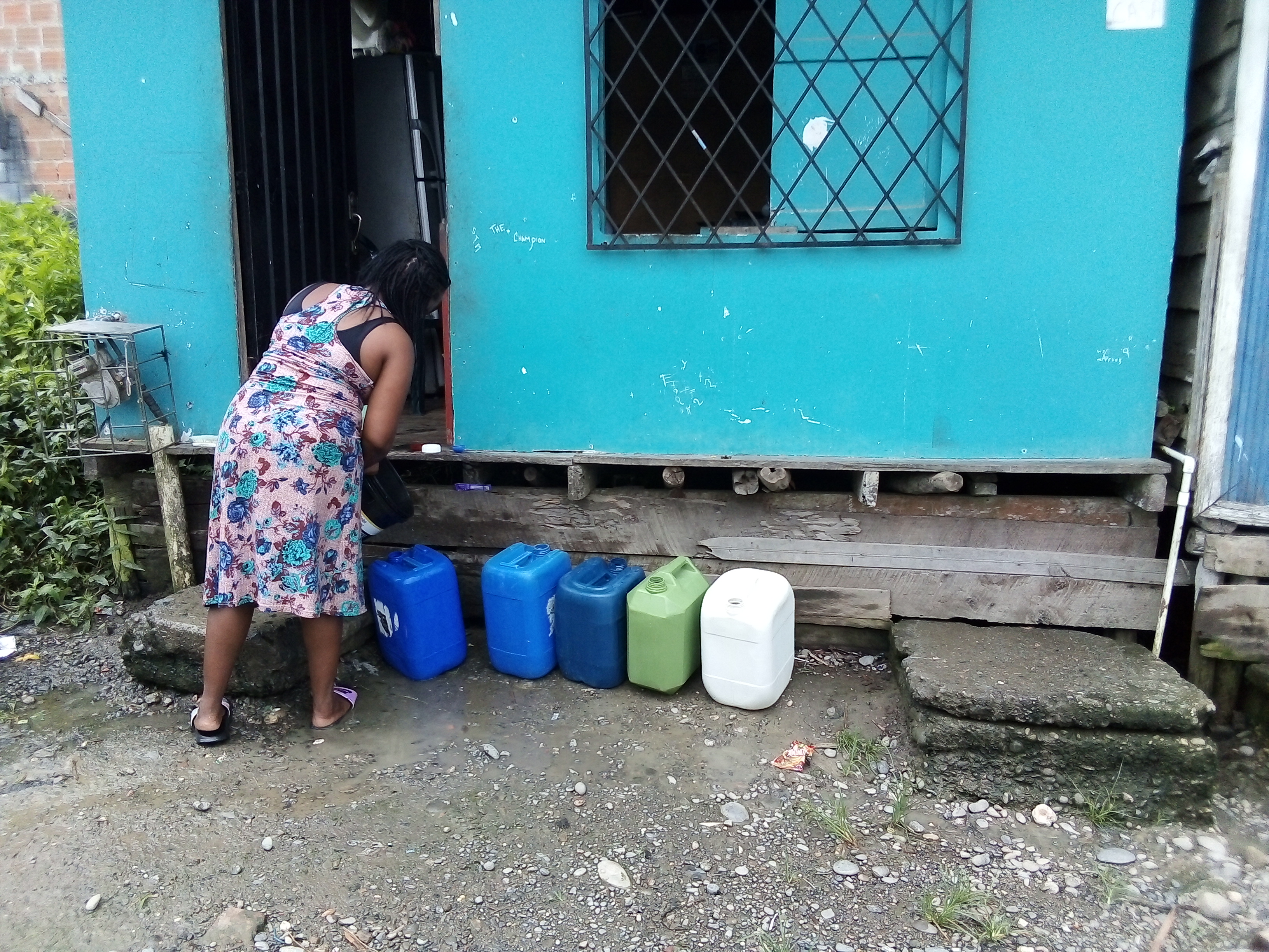 Labores de almacenamiento de agua, fotografía por Sindy Vanessa Caicedo. Buenaventura 2020