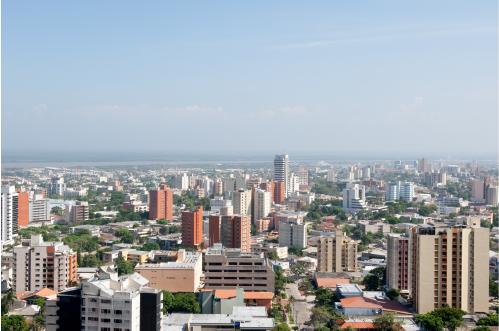 Vista panorámica de una ciudad en Colombia con edificios residenciales y comerciales, destacando el crecimiento urbano y la planificación territorial